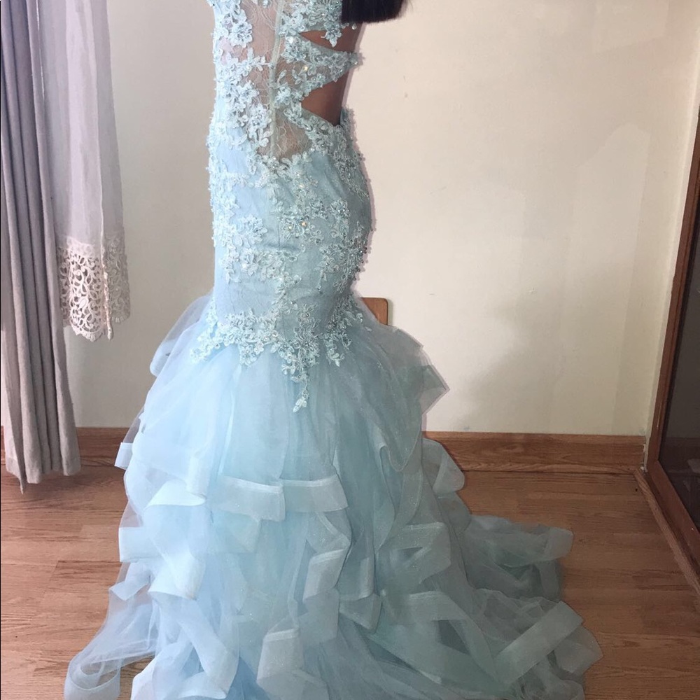 Prom dress!! - Picture 3 of 8